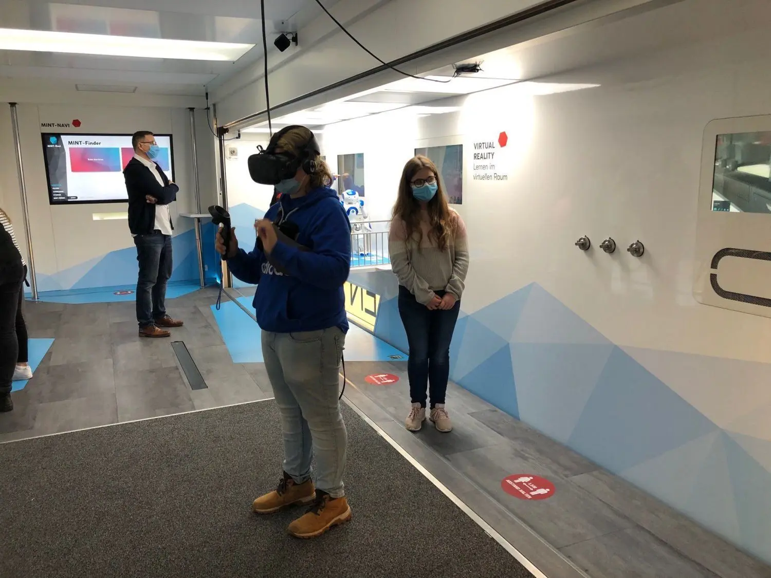 Amon Tuchen (vorne) und Michelle Rostin probieren im "TouchTomorrow-Truck" eine VR-Brille aus.