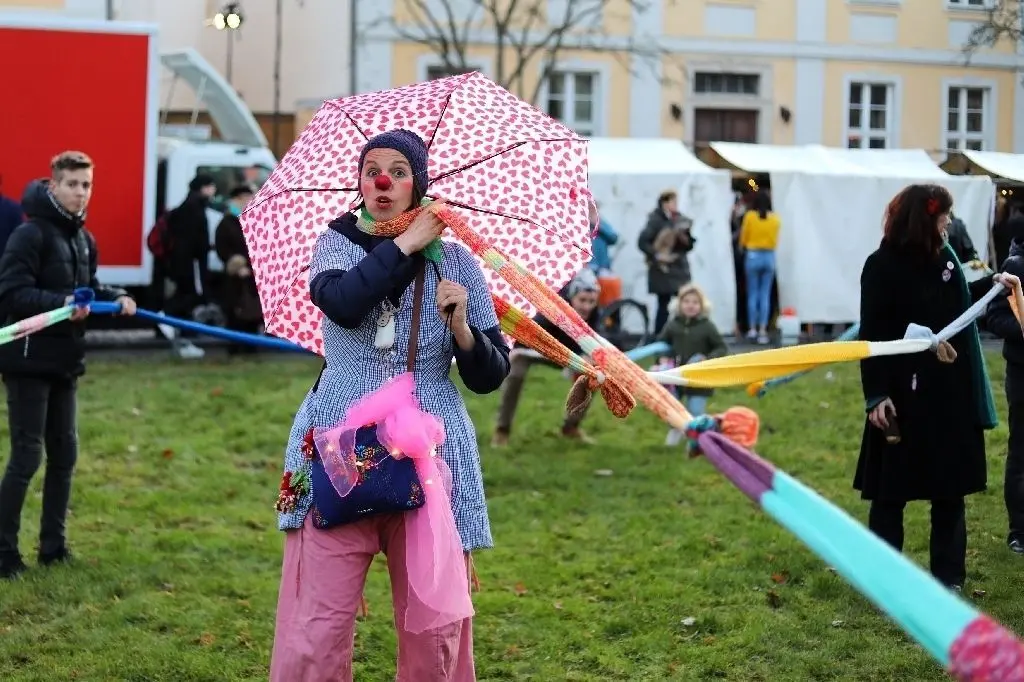 Klinikclown Pepina erfreute  die jüngsten Besucher des mobilen Weihnachtsmarkts der "Von-Herzen-Tour des AWO-Bezirksverbands Potsdam. Die Rathenower AWO-Begegnungsstätte strickte zu 100 Jahre AWO  einen 100 Meter langen Schal.
