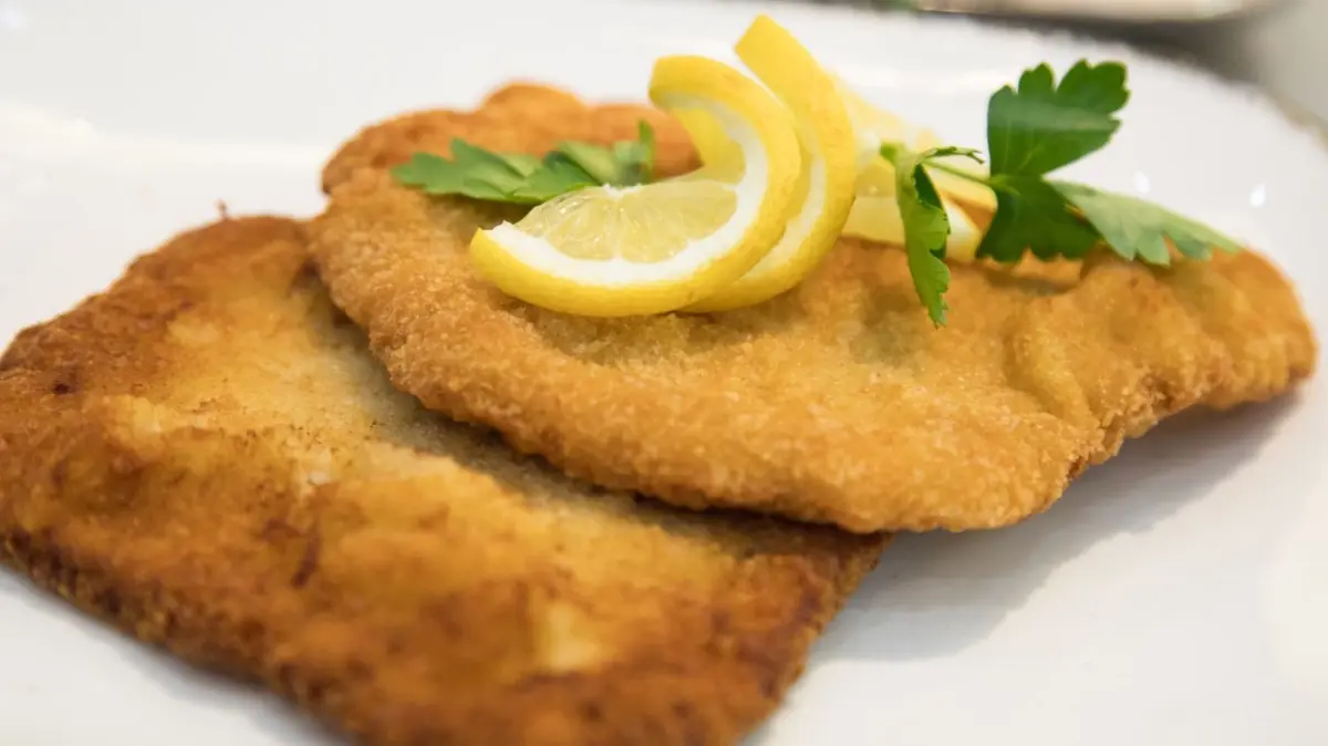In vielen Restaurants werden (nicht nur) die Schnitzel ab 2024 teurer. Gastwirte verweisen bei ihren Preissteigerungen auf die wieder bei 19 Prozent landende Mehrwertsteuer. Ein Gaststätten-Inhaber aus Hennigsdorf erzählt, weshalb er ganz bewusst auf stabile Preise setzt.
ARCHIV - Zum Themendienst-Bericht vom 2. Februar 2021: Eine krosse Panade, die das Fleisch luftig umschließt: Das macht das perfekte Schnitzel aus. Foto: Christin Klose/dpa-tmn - Honorarfrei nur für Bezieher des dpa-Themendienstes +++ dpa-Themendienst +++
