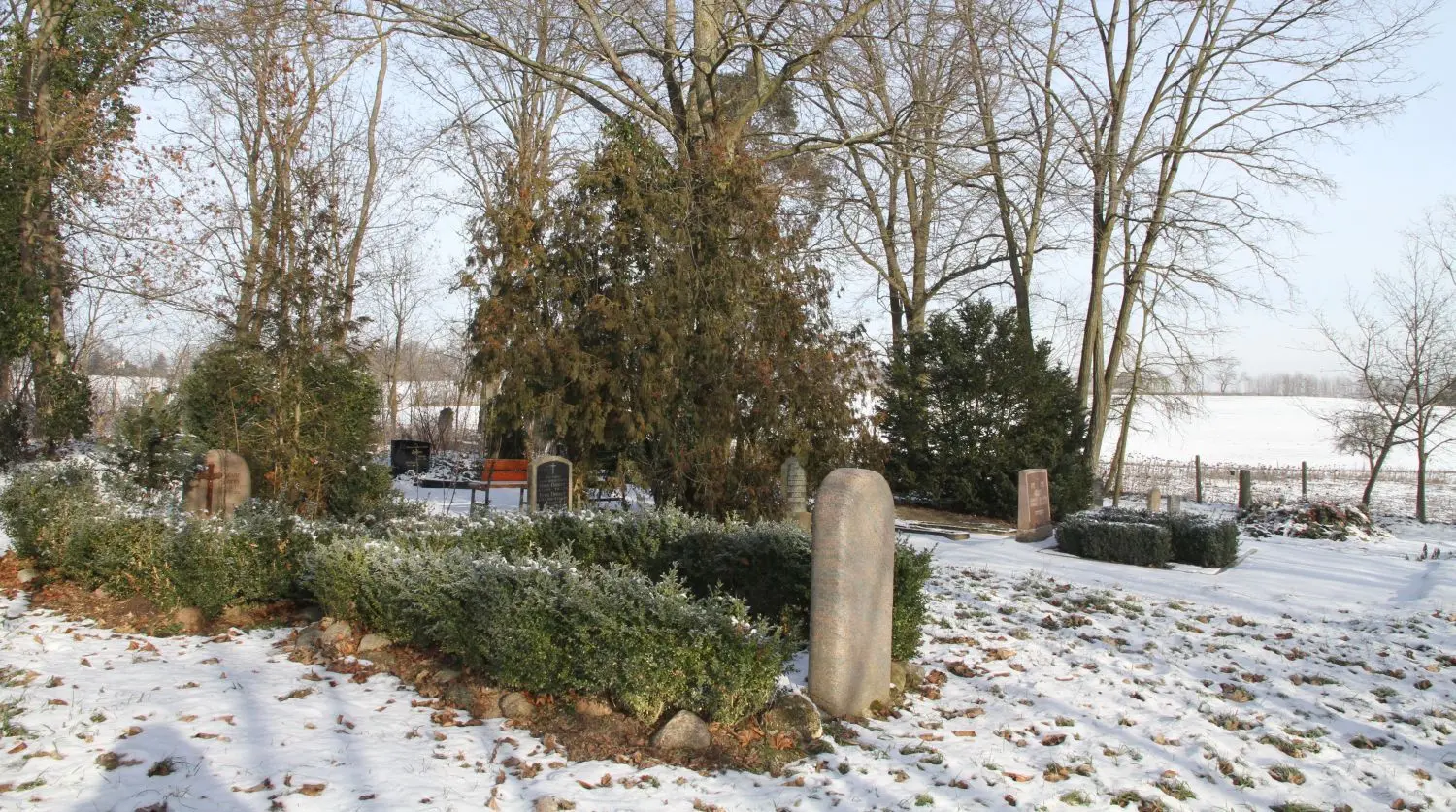 Idyllisch: Etwas versteckt außerhalb liegt der Georgenthaler Friedhof. Da die Pflegearbeiten jetzt anstelle von den Hinterbliebenen die Gemeinde Falkenhagen übernimmt, steigen die Friedhofsgebühren deutlich an.