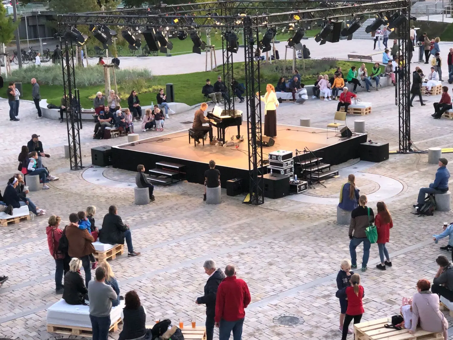 Blick von der Galerie des neuen Hohen Neuendorfer Rathauses: Auf der Bühne boten Manfred Schmidt und die Sopranistin Gesine Nowakowski ein klassisches Programm.