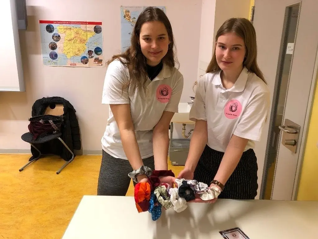 Die Geschäftsführerinnen präsentieren ihre Produkte: Pauline Feldhoff (l.) und Lisa Eckardt haben gemeinsam mit fünf anderen Jugendlichen "Scrunchie Fever" gegründet.