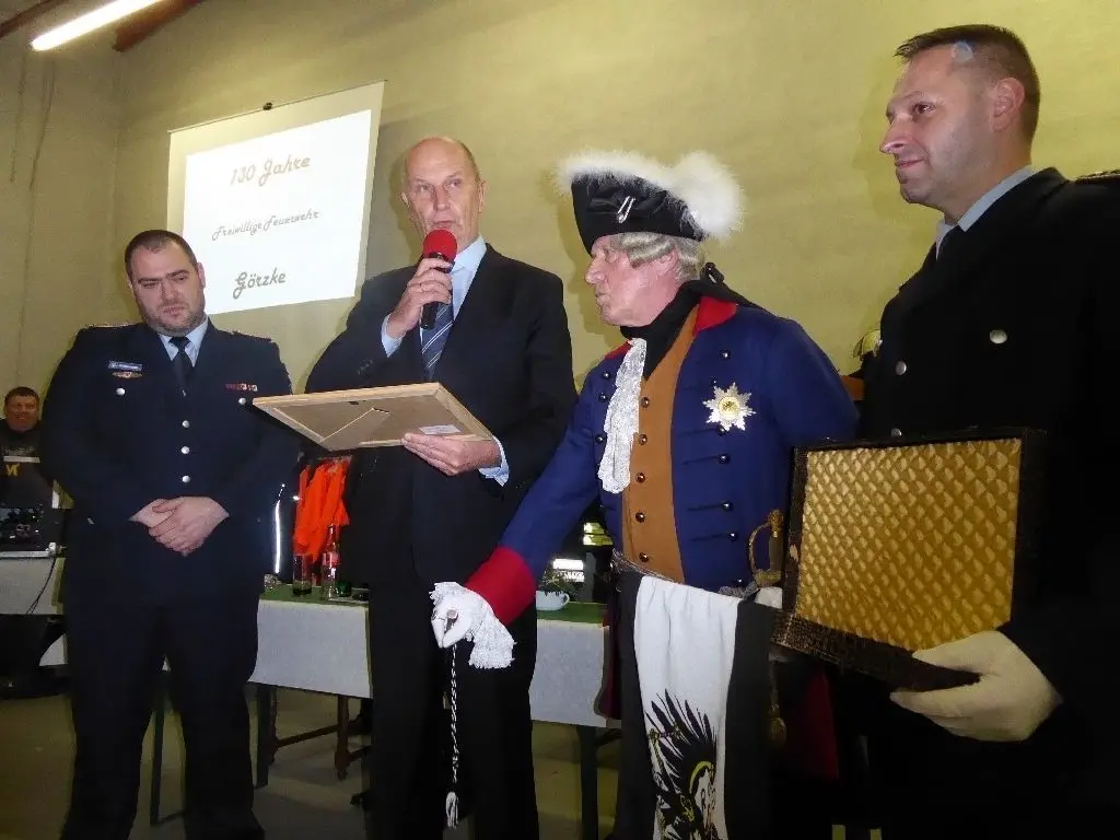 Wehrführer Steffen Jirjahlk (li.) und Ministerpräsident Dietmar Woidke, der vom Alten Fritz eine Urkunde überreicht bekam.