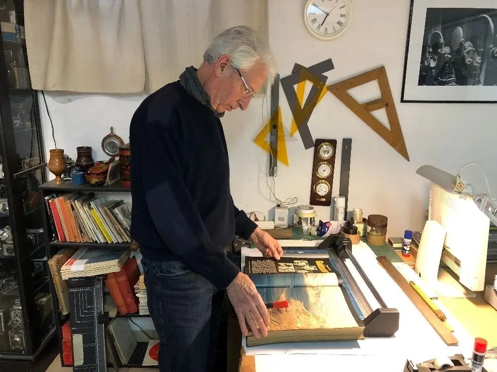 Im Keller seines Einfamilienhauses: Volkmar Billeb blättert im Werkbuch, das er sich aus seinen Fotoreportagen (1974-1991) für die Illustrierte "Freie Welt" hat zusammenstellen lassen.