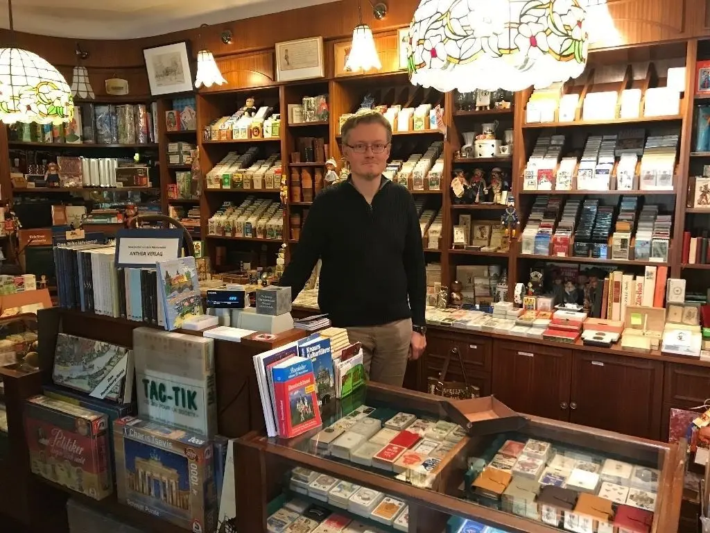 Wie vor 33 Jahren: Heiko Bötefür verkauft Skatkarten. Die Einrichtung des "Grand Hand" stammt noch von der Eröffnung aus DDR-Zeiten.