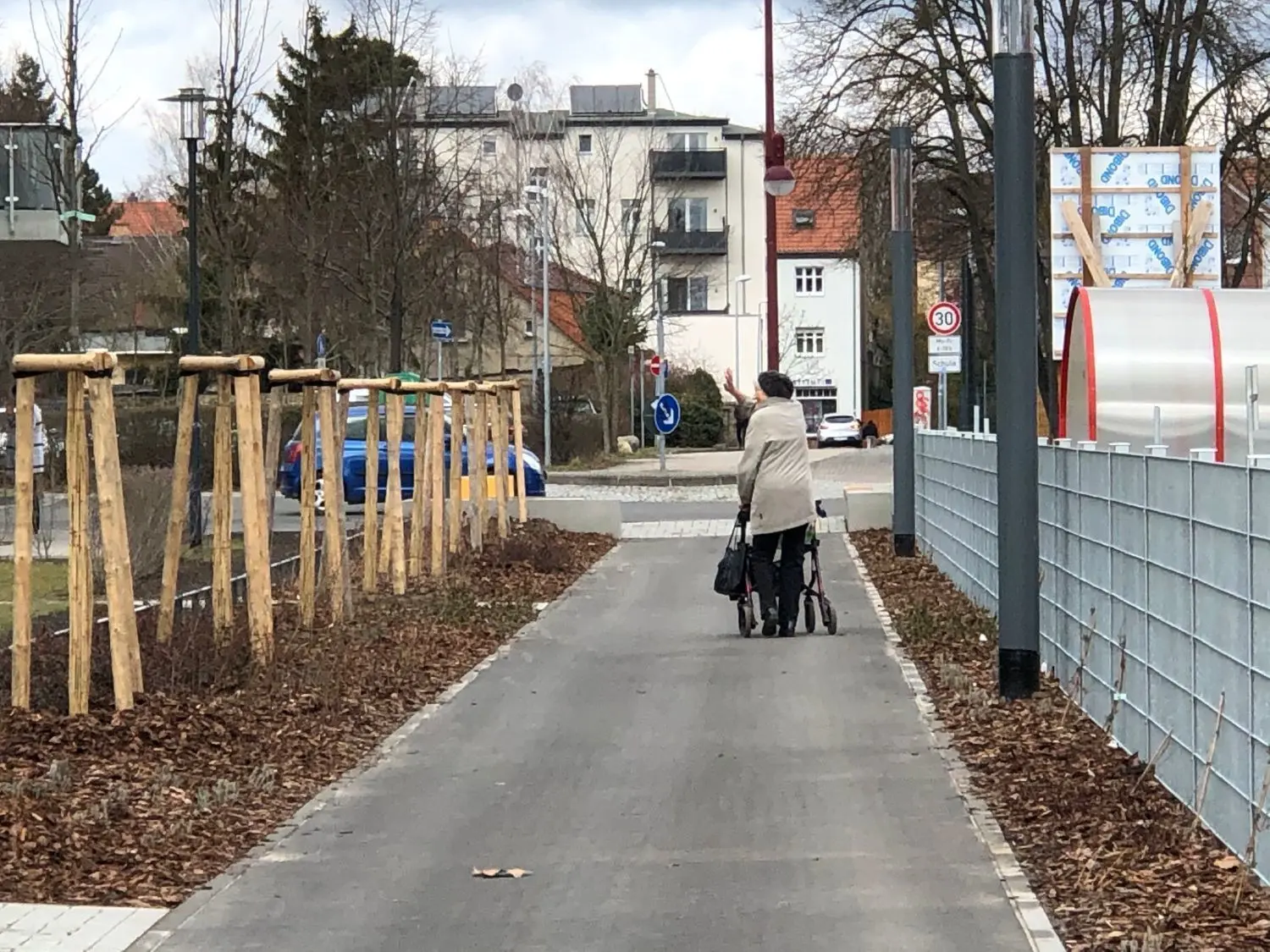 Bequem lässt sich der glatte Weg nun auch mit Rollator nutzen.