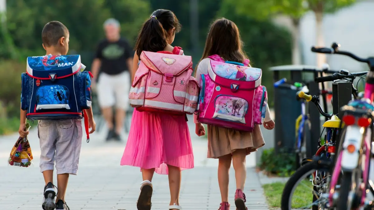 Wenn die Schulkinder morgens zur Grundschule Schönow unterwegs seien, müssten sie immer wieder durch den Autoverkehr ausgelöste gefährliche Situationen überstehen, findet die Bernauer Fraktion von BVB/Freie Wähler. (Symbolbild)
ARCHIV - Bevor das Kind erstmals allein zur Schule gehen kann, steht viel Übung auf dem Programm. Foto: Monika Skolimowska/dpa/dpa-mag - Honorarfrei nur für Bezieher des Dienstes dpa-Magazin +++ dpa-Magazin +++