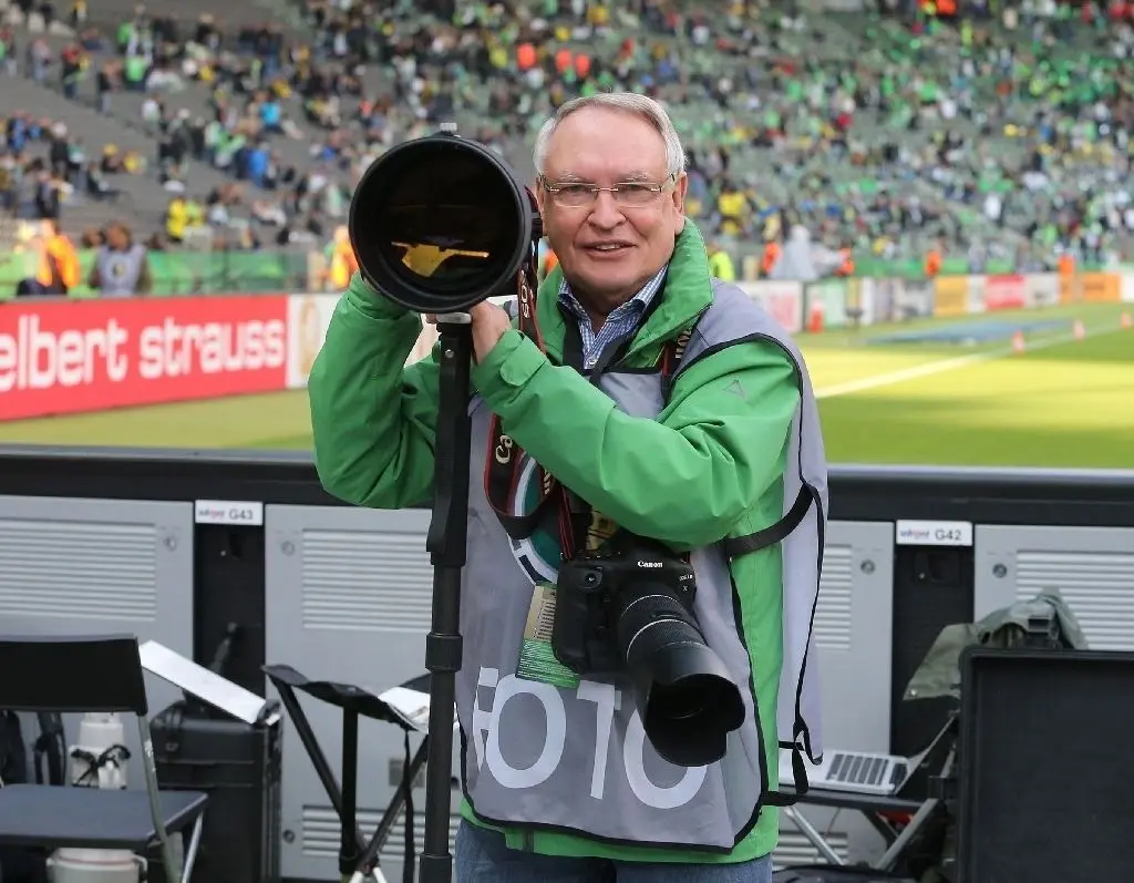 Bei der Arbeit: Der Frankfurter Winfried Mausolf lässt sich seit Jahren als Fotograf für das DFB-Pokalfinale akkreditieren, so wie hier 2015. Am heutigen Mittwoch feiert er seinen 80. Geburtstag.