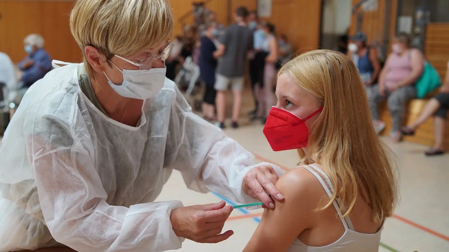 Großer Andrang im Sommer in der Dreiklangsporthalle, wo eines der mobilen Teams des Landkreises unterwegs war. Das Impftempo hat mittlerweile an Fahrt abgenommen. Dafür ist nun der neue Tot-Impfstoff auf dem Markt.