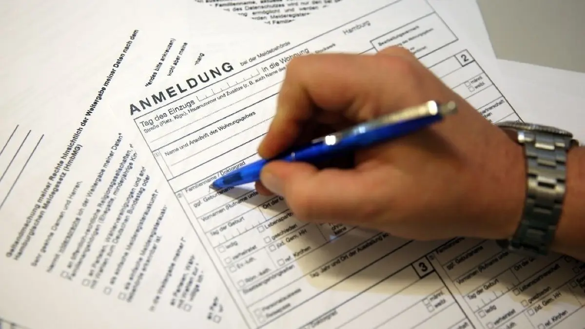 Ziel der digitalen Kommune ist es, dass man sich in seinem neuen Heimatort auch online anmelden kann. 20 Städte und Gemeinden in Brandenburg gründen einen Zweckverband, um künftig die Arbeit der Verwaltungen schneller und besser leisten zu können.
ILLUSTRATION - Meldeunterlagen für das Einwohnermeldeamt liegen am 28.02.2014 in Hamburg auf einem Tisch. Die Meldeämter in Hamburg und Schleswig-Holstein geben jedes Jahr tausende Daten aus ihren Melderegistern an Privatpersonen, Unternehmen und Organisationen weiter. Foto: Axel Heimken/dpa (zu dpa «Meldeämter in HH und SH geben jährlich tausende Adressen an Private» vom 01.03.2014) +++(c) dpa - Bildfunk+++ | Verwendung weltweit
