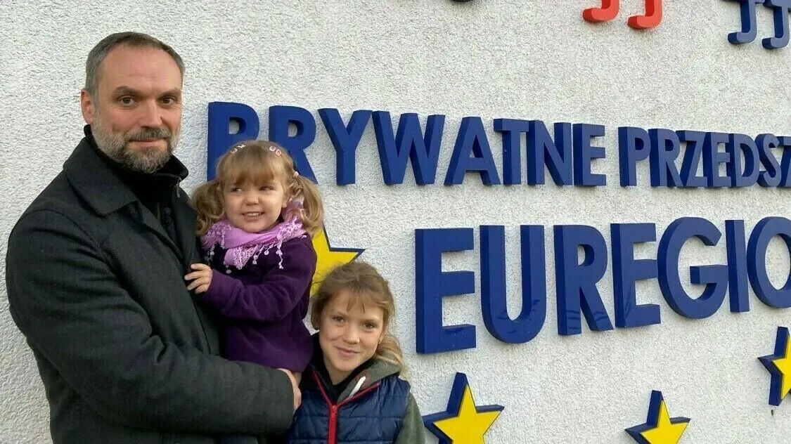 Martin Wiese mit seinen Töchtern Martha und Gerda vor der Kita Euregio in Kostrzyn.