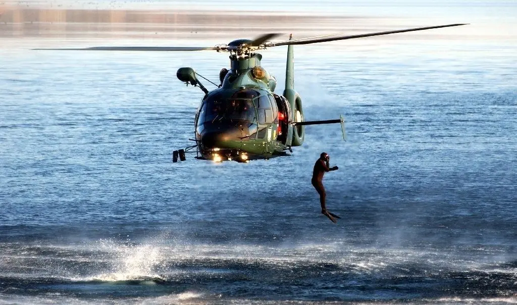 Rettung aus der Luft: Die Vorführung mit einem Hubschrauber des Bundesgrenzschutzes war2003 ein Höhepunkt des 34. Neujahrstauchens an der Helene bei Frankfurt (Oder). Fast 2000 Besucher kamen.
