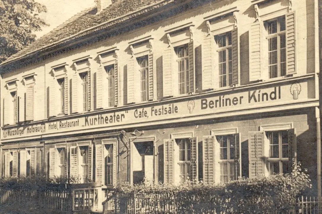 Früher: Das Kurtheater um 1930 mit Terrasse.