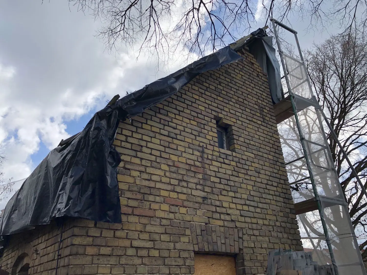 Den Gründerzeit-Bauten fielen oft die Gebäude zum Opfer, die vorher dort standen. Hier existiert beides nebeneinander. Die Scheune wurde um 1880 errichtet.