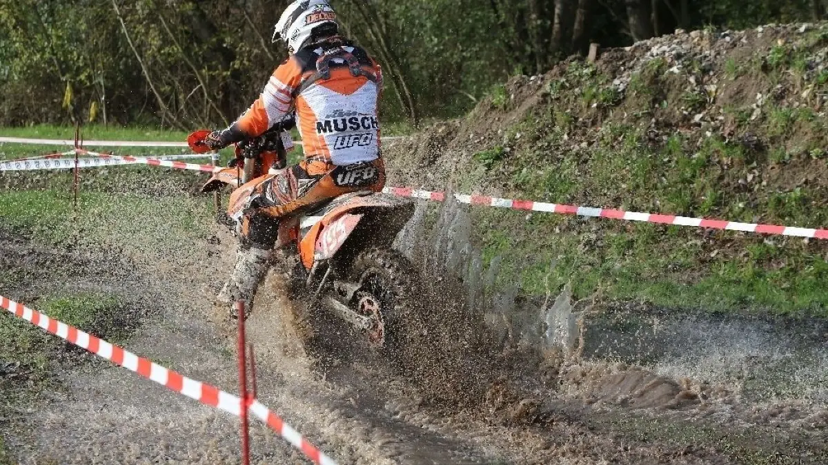Harter Sport: Für knapp 150 Fahrer geht es wieder über Stock und Stein.
Novemberpokal Enduro