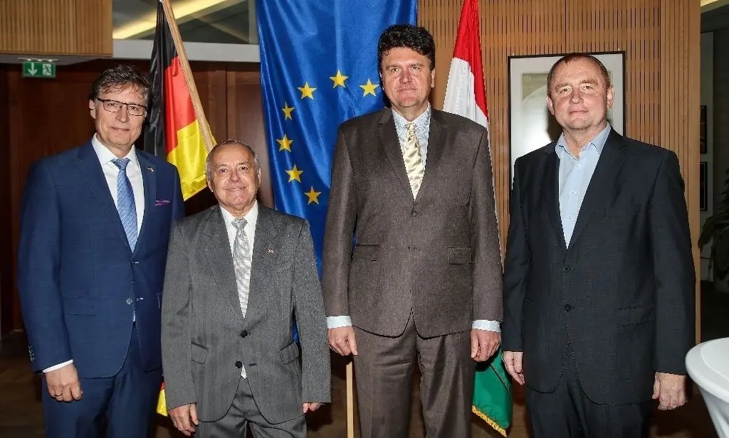 Ungarn sei Dank: CDU-Politiker Jens Koeppen (l.) und Danko Jur (r.) feierten mit Konsul Czaba Schultheisz (2.v.r) und Jozsef Pachal vom deutsch-ungarischen Freundeskreis.