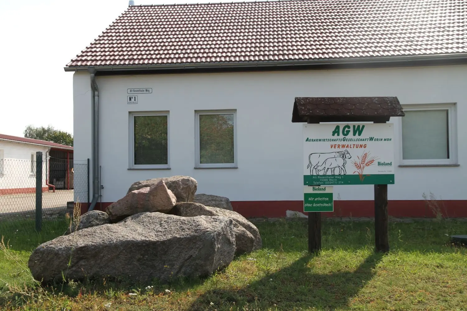 Hier wird ökologisch ohne Gentechnik produziert. Sitz der Agrarwirtschaftsgesellschaft Worin (AGW) in Worin, die für Bioland arbeitet. Es ist der Hof von Landesbauernverbands-Präsident Henrik Wendorff.