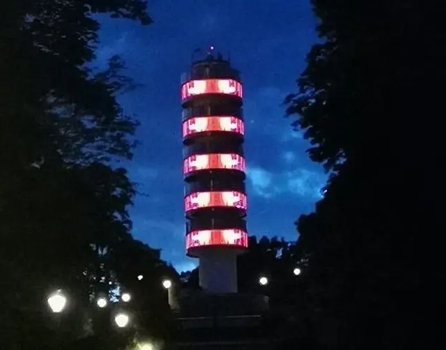 Auch Brandenburgs Friedenswarte leuchtete rot.