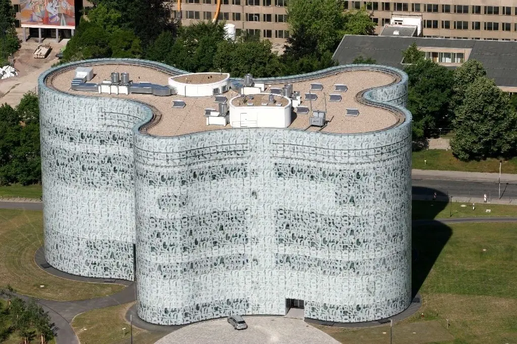Imposant: Die Luftaufnahme zeigt das Informations-, Kommunikations- und Medienzentrum der Brandenburgischen Technischen Universität in Cottbus. Das Gebäude wurde von den Schweizer Architekten Jacques Herzog und Pierre de Meuron entworfen.