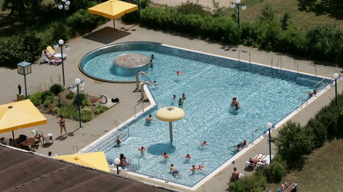Das Inselbad in Eisenhüttenstadt hat ganzjährig geöffnet. Der Außenbereich soll dieser Tage eröffnet werden.
06. Juli 2014 Übersicht Stadtgebiet Eisenhüttenstadt - Blick von der Insel, Aussenbereich des Inselbades