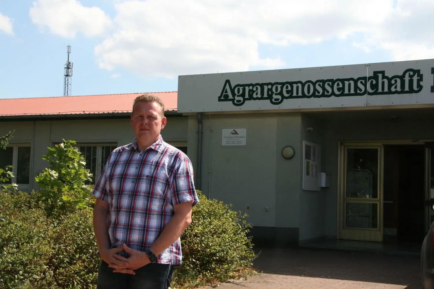 Frank Matheus: Vorsitzender der Agrargenossenschaft Neuzelle vor der Betriebszentrale
