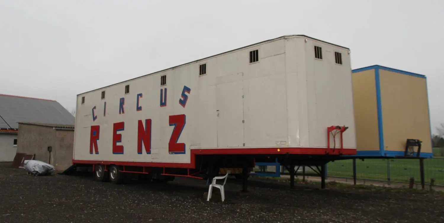 Genügend Platz: In diesen Anhängern werden die Tiere transportiert. Nun ist der Circus Sensationell in Dolgelin "gestrandet".