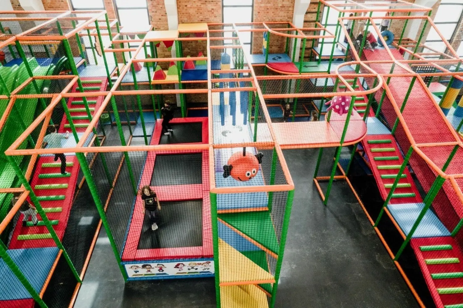 Platz zum Toben: Ein Labyrinth aus Rutschen, Gängen und Trampolinen wartet auf dem Polenmarkt Hohenwutzen auf abenteuerlustige Kinder.