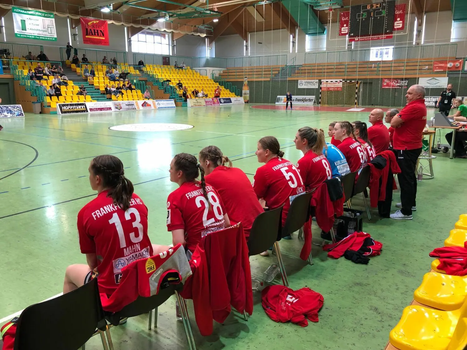Der Frankfurter HC um Trainer Wolfgang Dahlmann (rechts) hat in der Aufstiegsrunde zur 2. Handball-Bundesliga bislang alle drei Spiele verloren. Auch gegen die SG 09 Kirchhof gab es eine knappe Niederlage in der Brandenburg-Halle. Dort empfängt der FHC am Samstag (21. Mai) nun den Aufstiegsfavoriten HC Rödertal.