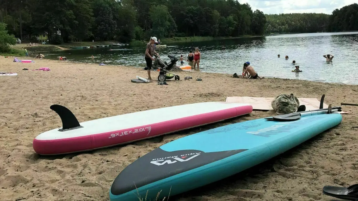 Badestrand: Der Schervenzsee im Schlaubetal ist ein beliebter Badesee. Am 28. Juli 2021 ist hier ein Jugendlicher ertrunken. Im Prozess gegen seine Betreuerin ergeben sich immer mehr Widersprüche. (Archivbild)
Schernsdorf. Campingplatz Schervenzsee. Badestelle. 02.08.2022 Foto: Frank Groneberg
Einverständnis zum Fotografieren wurde mündlich erteilt.