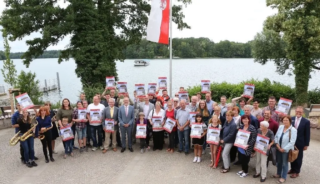 Gruppenbild vor dem Straussee: 25 Vereine können sich über die jeweils 1000 Euro der Sparkasse freuen.
