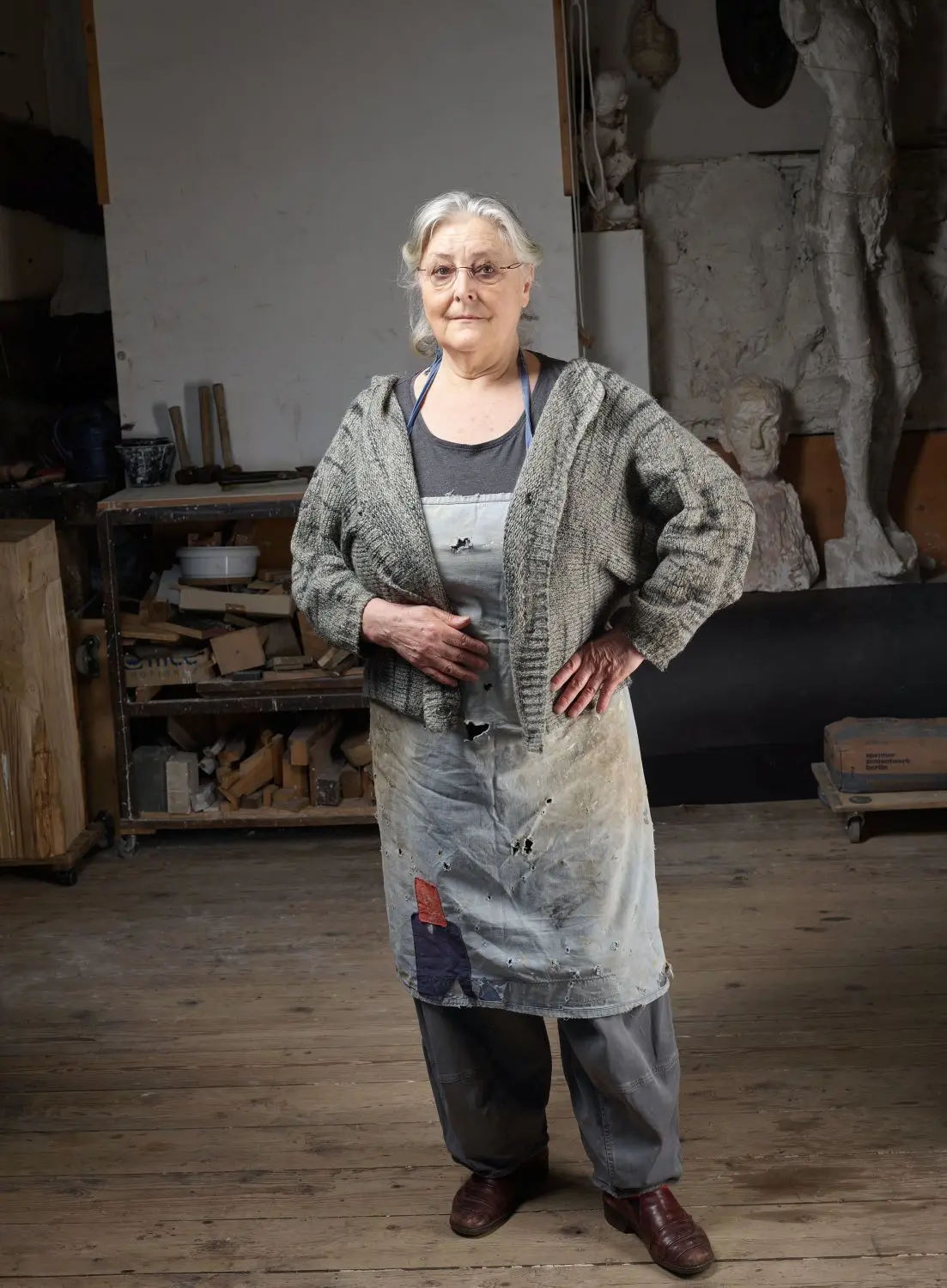 Die Bildhauerin Anna Franziska Schwarzbach im Atelier
