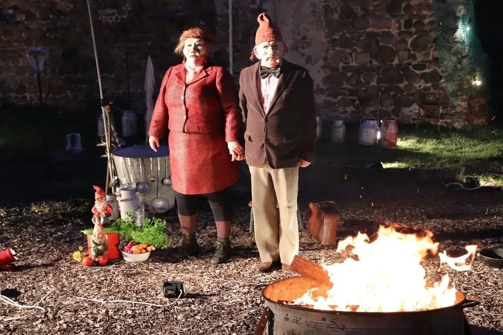 Vadder (Oliver Dassing) und Mudder (Marlis Hirche) Schulten in Aktion: Die Pyromantiker Berlin brachten "Meine Kuh brennt durch" auf den Beeskower Burghof.