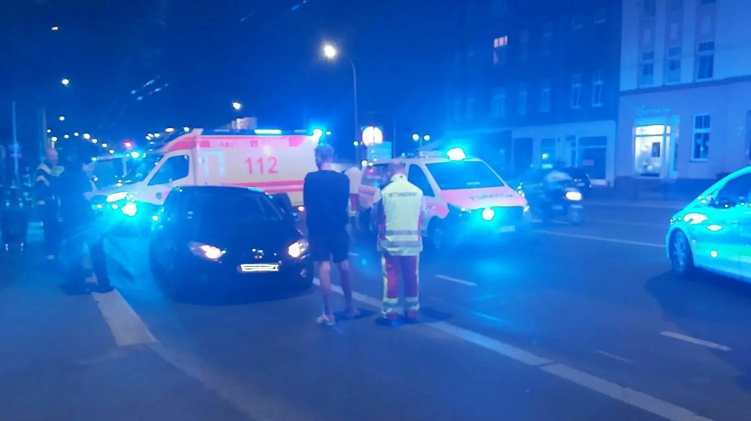 Am Samstagabend ist auf der Heegermühler Straße eine Radfahrerin von einem VW erfasst worden und wurde schwer verletzt.