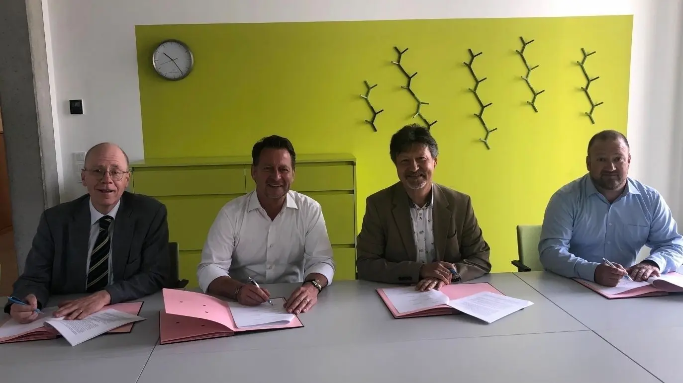 Gemeinsamer Mobilitätsmanager gesucht: Die Bürgermeister (v.l.) von Glienicke (Hans-Günther Oberlack; FDP), Hohen Neuendorf (Steffen Apelt; CDU), Mühlenbecker Land (Filippo Smaldino; SPD) und Birkenwerder (Stephan Zimniok; parteilos) haben am Mittwoch (23. Juni 2023) im Rathaus Hohen Neuendorf einen ensprechenen Vertrag unterzeichnet.