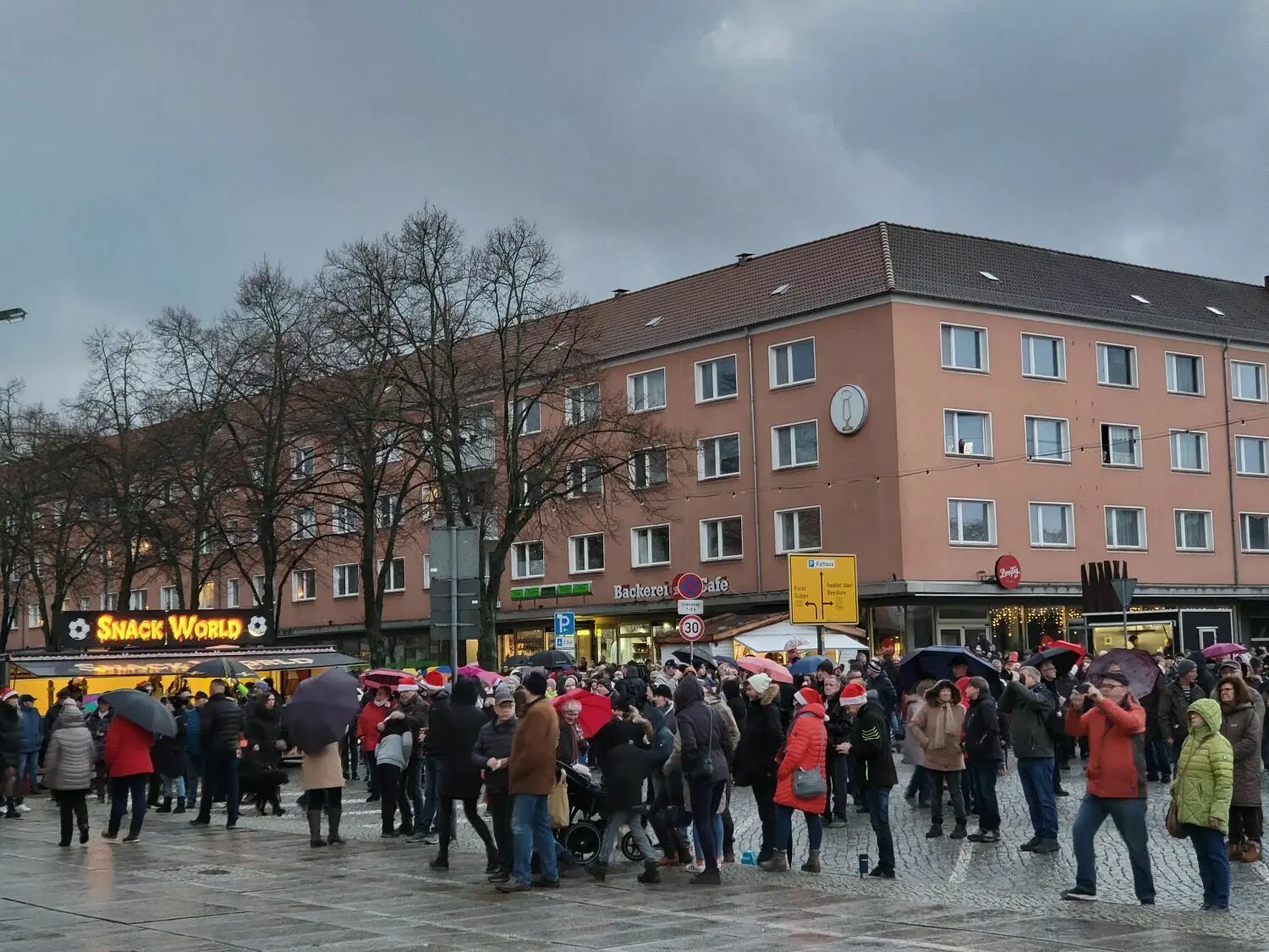 Weihnachtstradition: Auch Regen konnte viele Besucher nicht davon abhalten, sich in der Lindenallee musikalisch auf das Fest einzustimmen, Freunde und Bekannte zu treffen oder einfach nur in geselliger Runde der Musik zu lauschen.