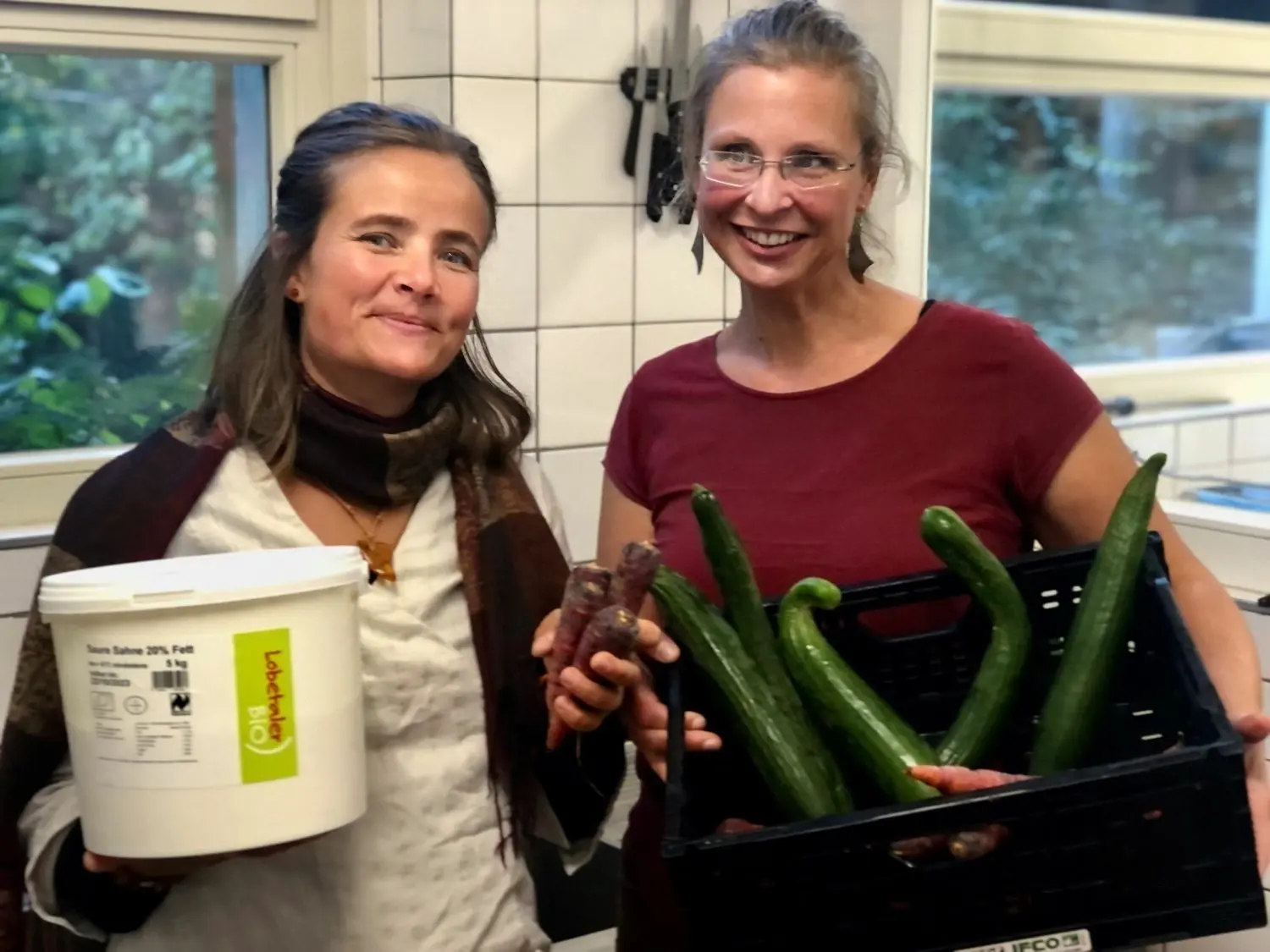 Wukantina Biesenthal: Annette Schmidt (re.) und Franziska Ernst sind Gründungsmitglieder des Vereins und in der Geschäftsführung tätig. Bei ihnen sind die Gurken noch krumm - sie kommen aus dem Barnim.