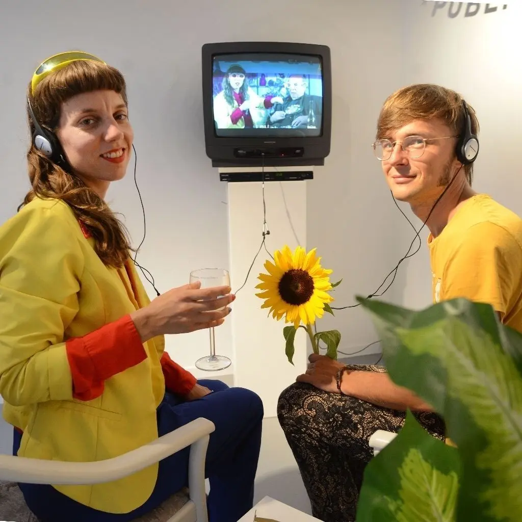 Videoinstallation: Nora Spiekermann und Alexander Sacharow bei der Eröffnung von "Did vou mean Bauhaus".  Die Künstlerin zeigt die bei einem US-amerikanischen Fernsehsender gedrehte Talkshow. Ihr Kollege baute mit am "Penthaus á la Parasit".