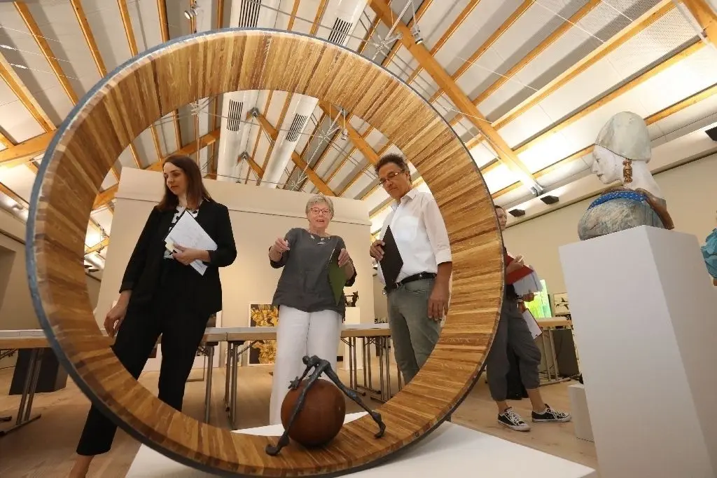 Durchblick: Im Ausstellungsraum in Neuhardenberg begutachten die Jurymitglieder Olivia Zwach (v.l.), Gerlinde Förster und Frank Mangelsdorf eine Arbeit von Sabine Schiffer-Nasserie. Dieses wie alle anderen Werke sind ab nächster Woche öffentlich zu sehen.