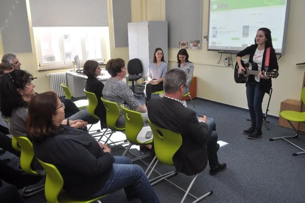 Unterhaltsam: Gedichte und Lieder, vorgetragen von Gymnasiastinnen, gehörten zum Programm.