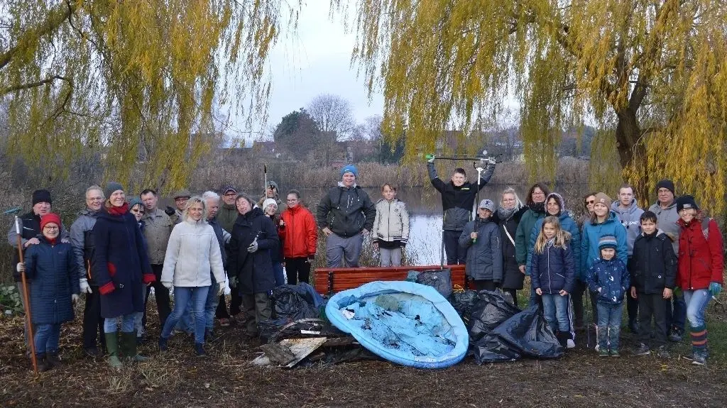 Rund zwei Kubikmeter Müll kam zusammen, als am Wochenende 45 Menschen am Nauener See mit Greifzangen und Müllsäcken los zogen.