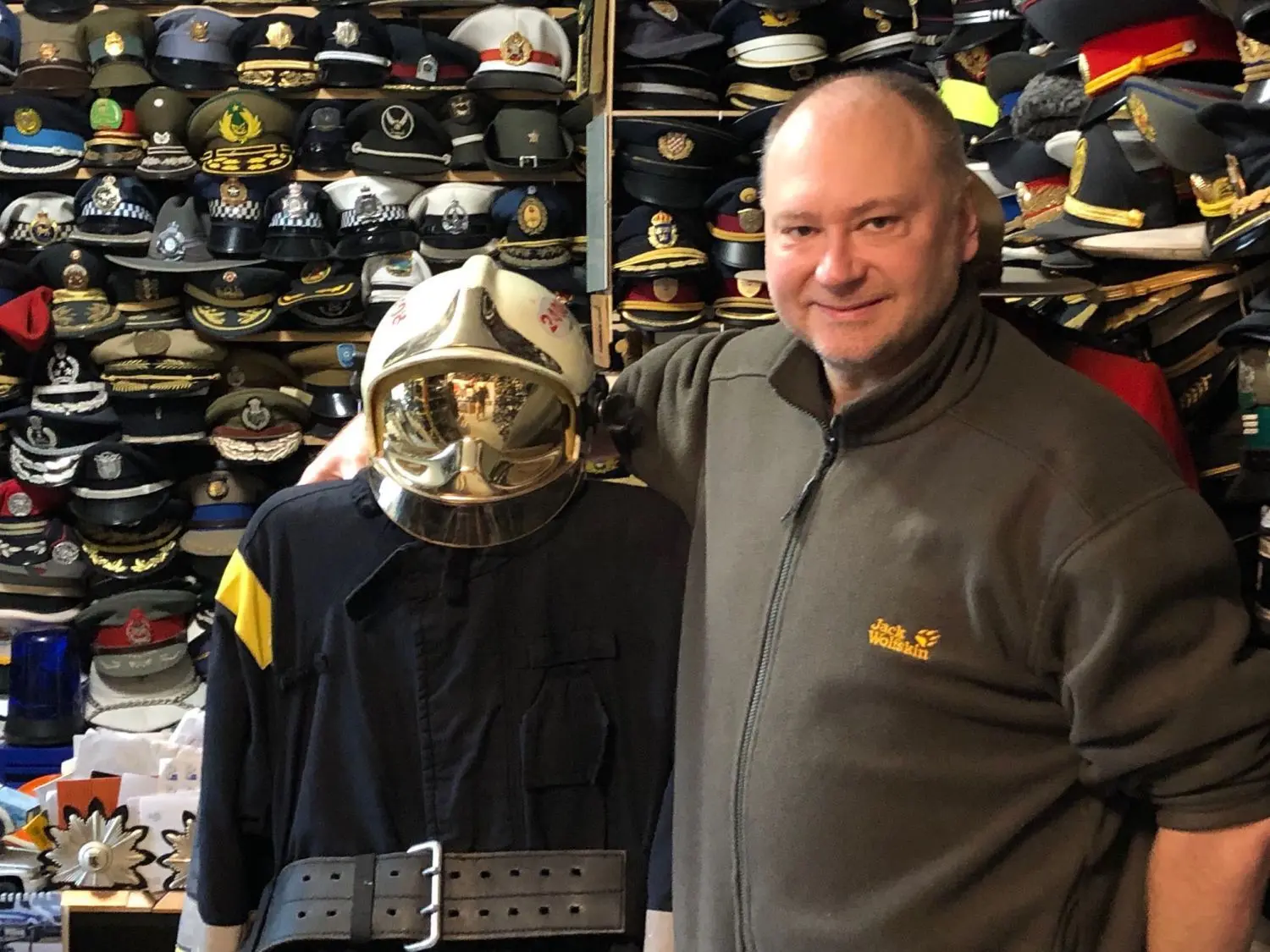 Eine originale Tegeler Feuerwehruniform gehört zur Sammlung von Andreas Skala. Für den BER wurden die Feuerwehrkameraden ganz neu eingekleidet.