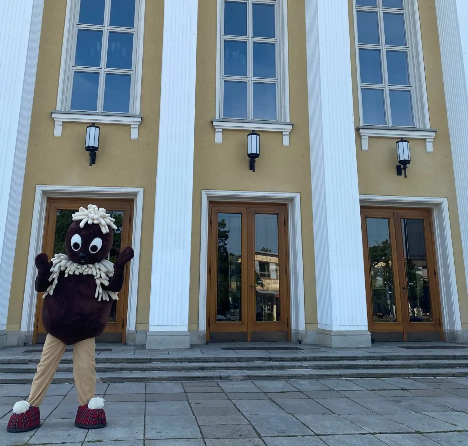 Auch vor dem Friedrich-Wolf-Theater war Pittiplatsch zu sehen. Was er dort erlebt hat? Beim Stadtfest wird es aufgelöst.