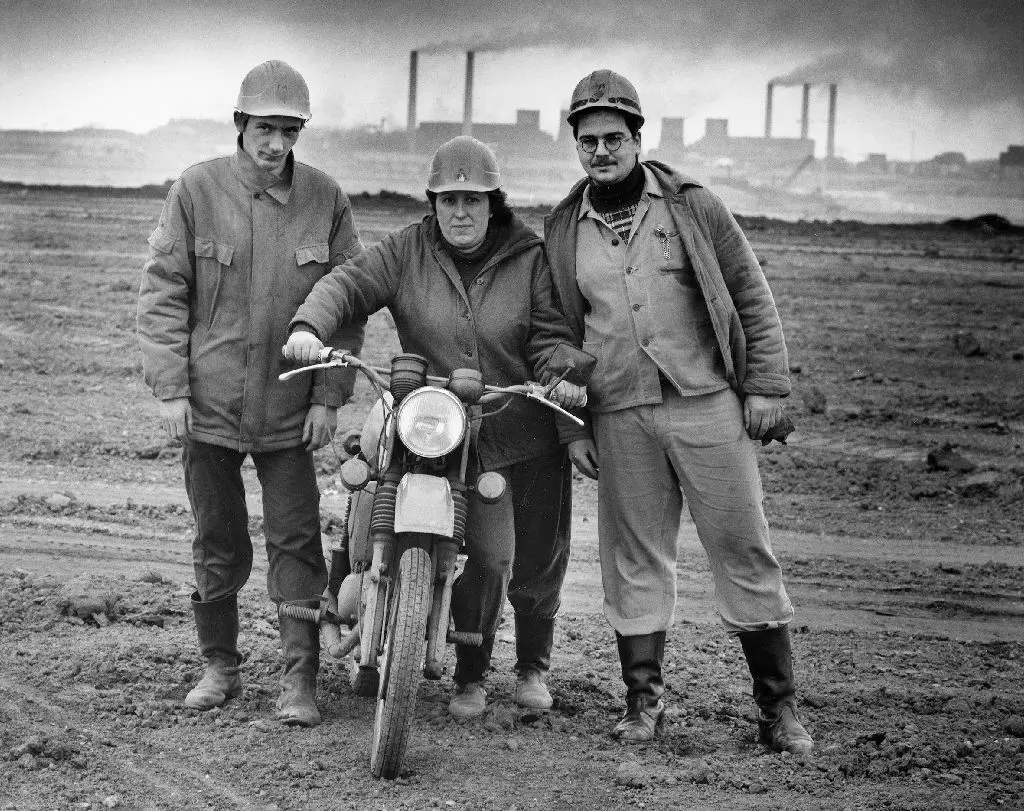 Noch rauchen die Schornsteine: Der Fotograf Stefan Moses (1928-2018) nahm diese "Arbeiter im Braunkohle-Tagebau" 1990 im sächsischen Borna auf.