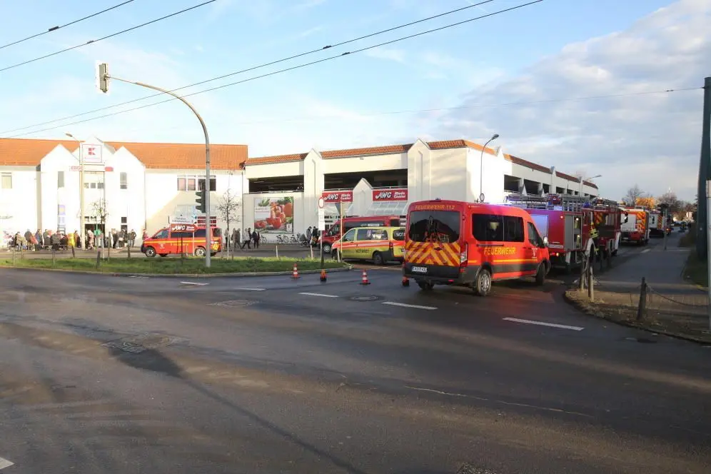 Ein Brand in einem Büro des Chinarestaurants "Family" im EKZ Kleiner Stern in Finow hat zu einem Großeinsatz der Eberswalder Feuerwehren geführt.