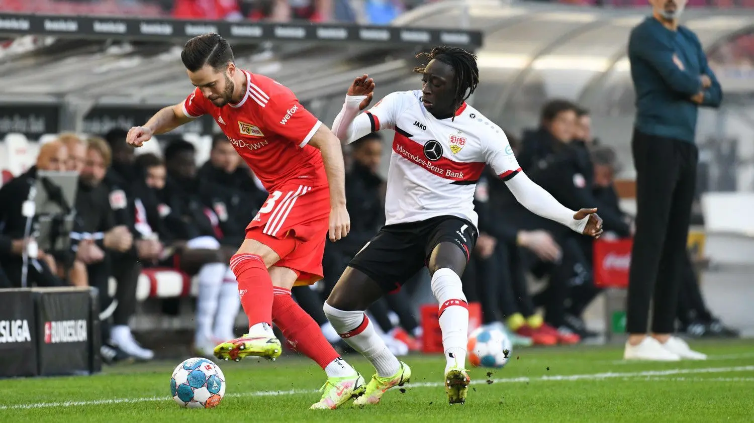 Union Berlins Niko Gießelmann (links, gegen Stuttgarts Tanguy Coulibaly) hat sich bei den Eisernen zum Stammspieler entwickelt.