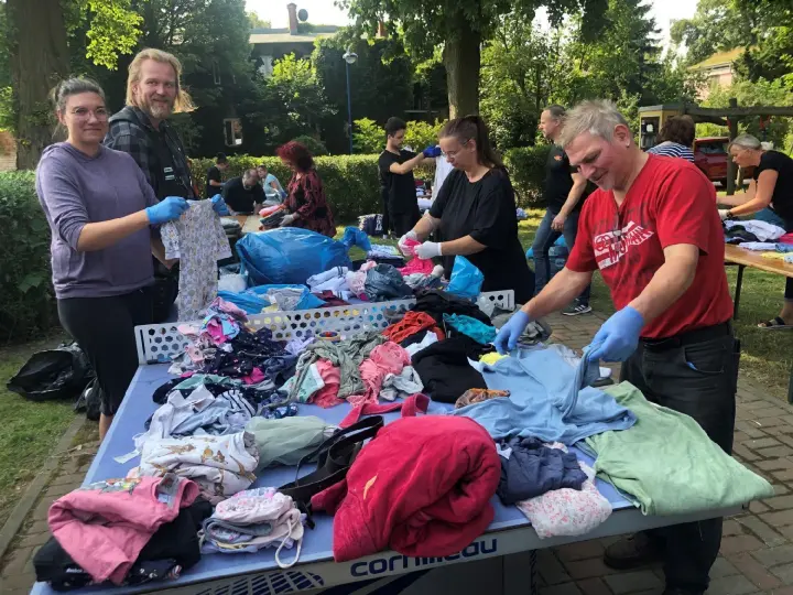 Tonnenweise Spenden gesammelt – Dutzende Helfer sortieren in Weesow