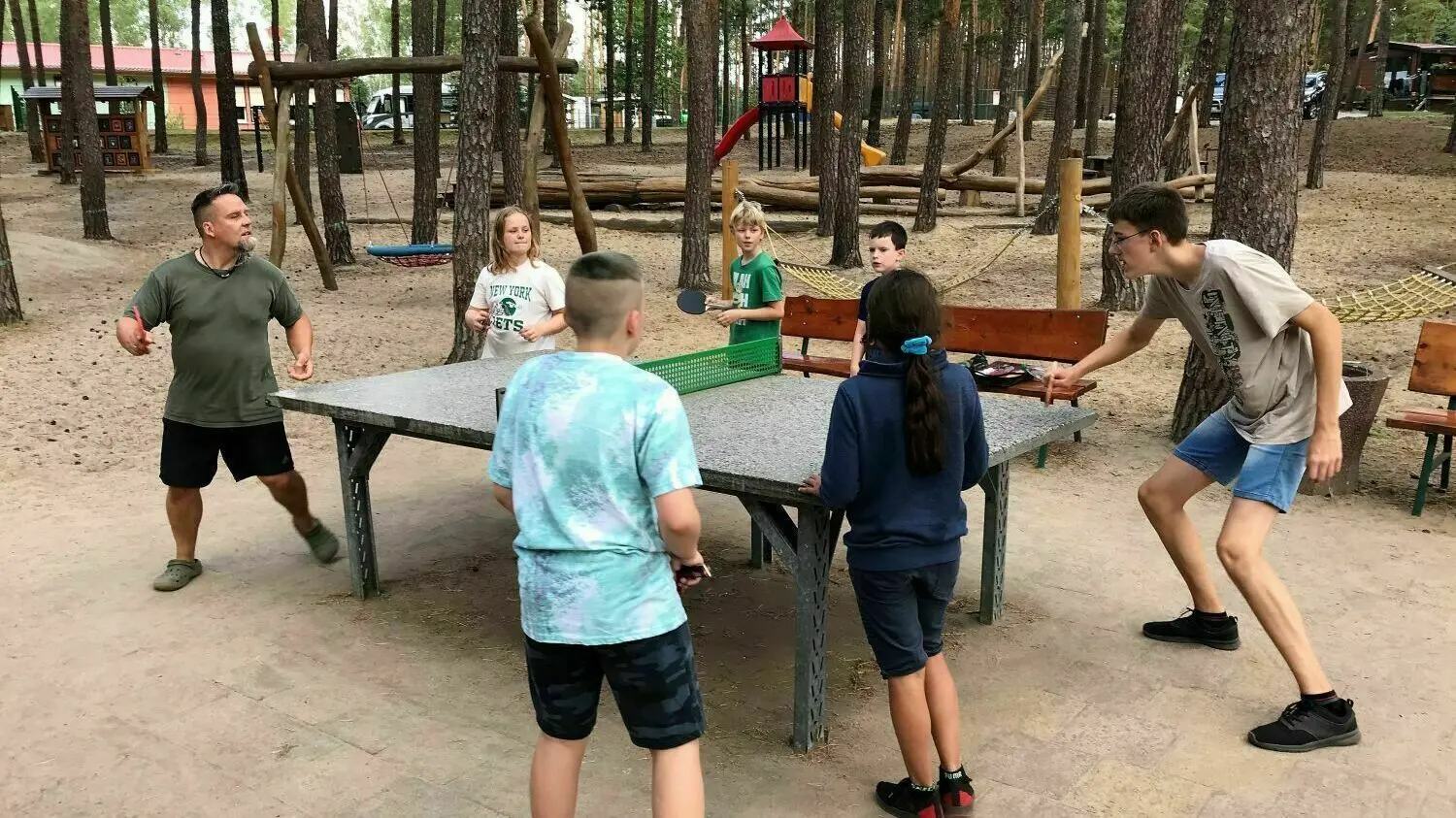 Tischtennis auf dem Spielplatz: Lennard, Phillip, Finn, Charly, Sebastian, Ronny und Tinka haben viel Spaß beim Chinesisch.