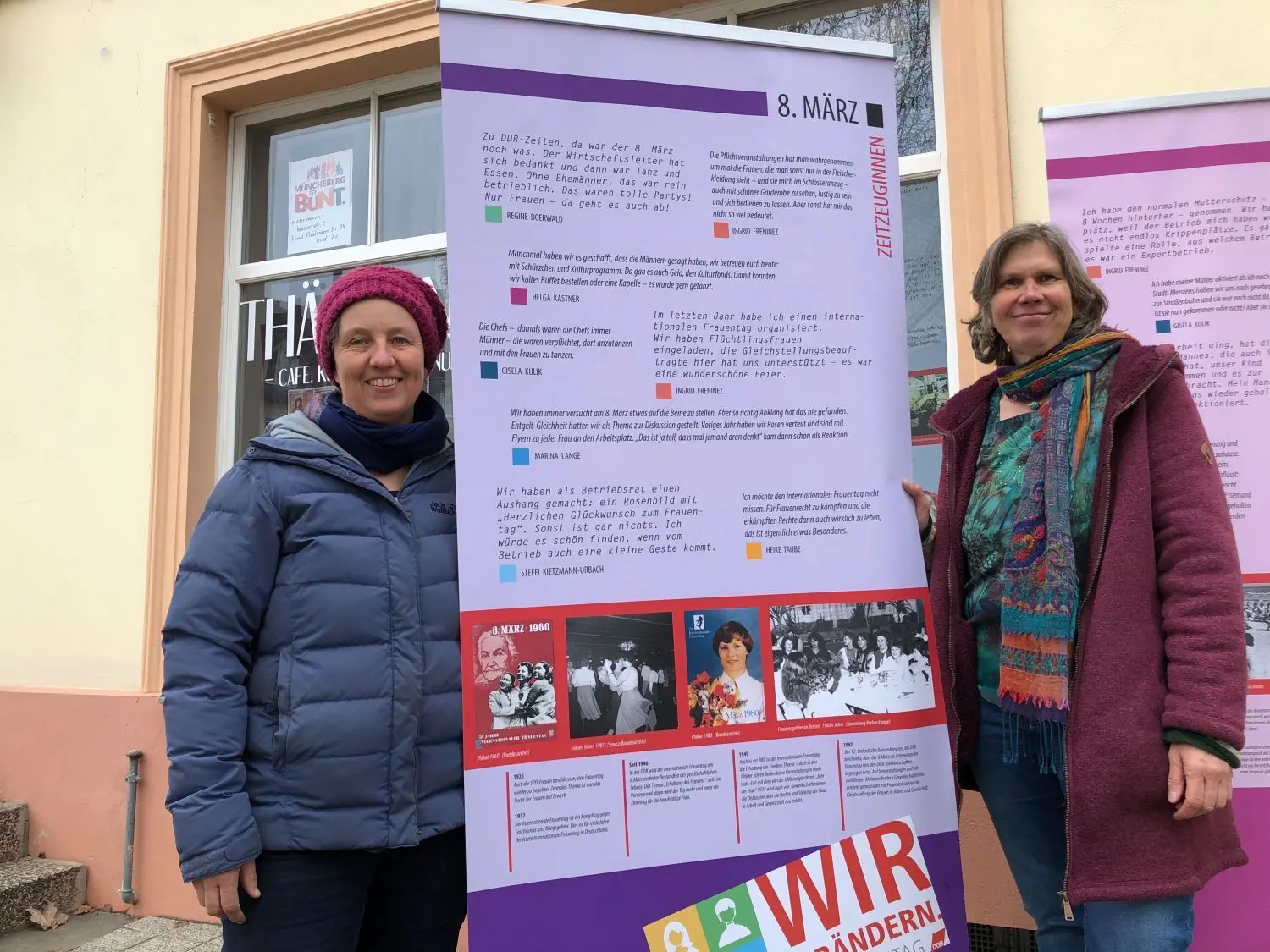 Test vor dem Thälmanns: Initiatorin Friederike Fuchs (l.) und eine Kollegin von Müncheberg ist bunt mit einem Aufsteller der Ausstellung zum Frauentag