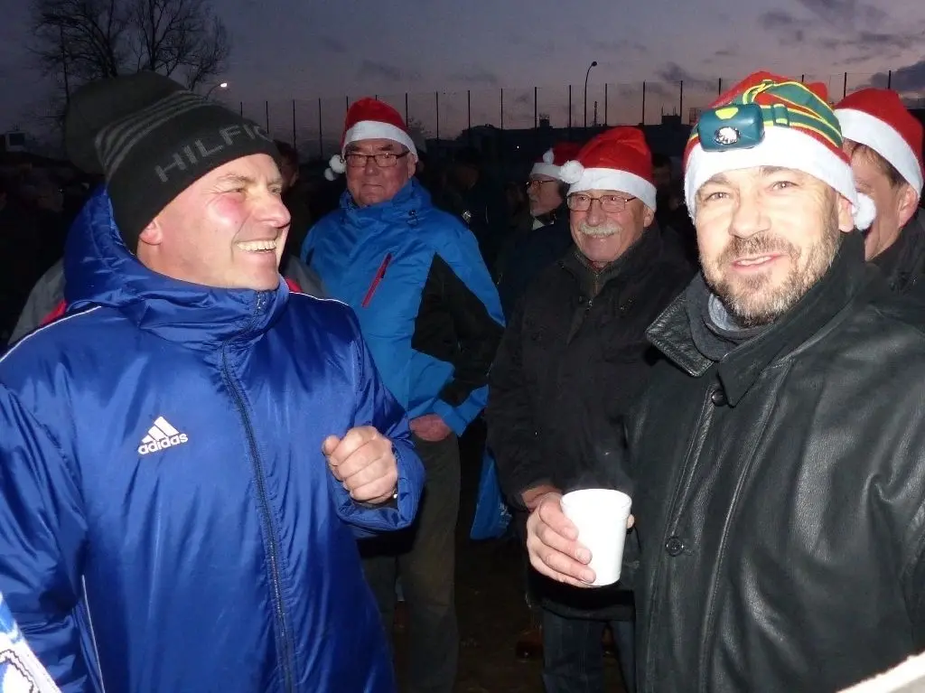 Beim Erfahrungsaustausch: Sandy Steffen vom FC Eisenhüttenstadt (li.) und Matthias Lehmann vom Männergesangsverein