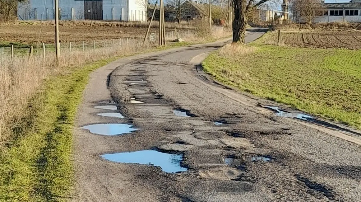 Poesie des Zerfalls: Der Abschnitt hinter den Stallungen in Klein Ziethen ist noch der am besten befahrbare auf der Straße.
